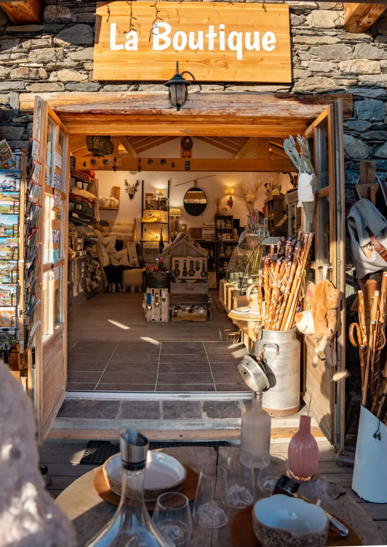 Entrée de la boutique de Chez Pépé Nicolas avec souvenirs et objets de décoration alpine