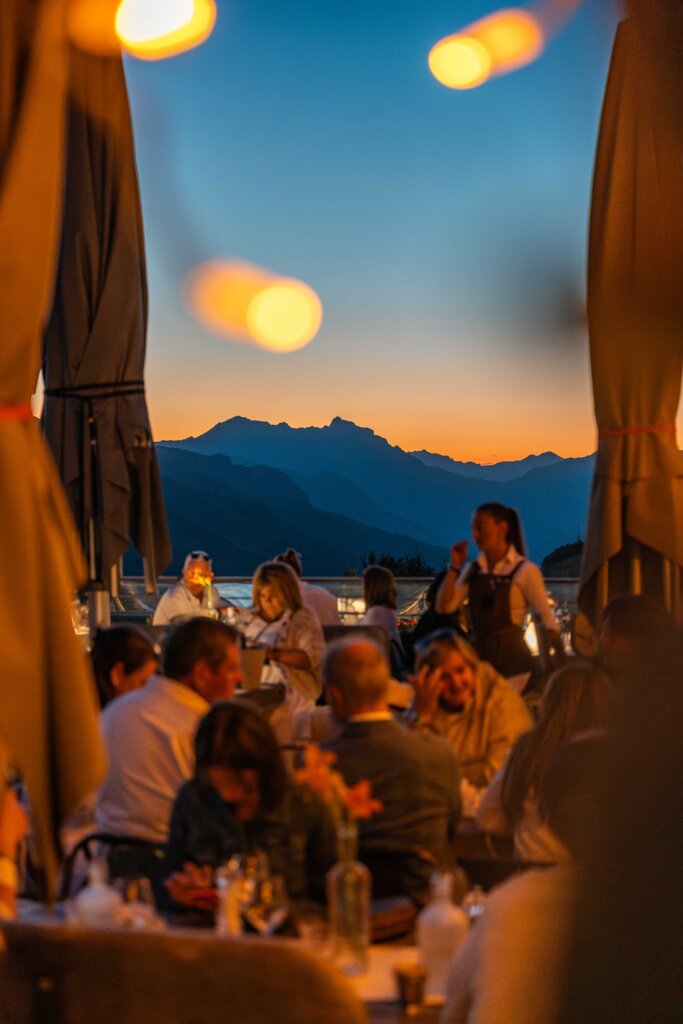 Dîner en terrasse au coucher du soleil chez Pépé Nicolas entre Les Menuires et Val Thorens