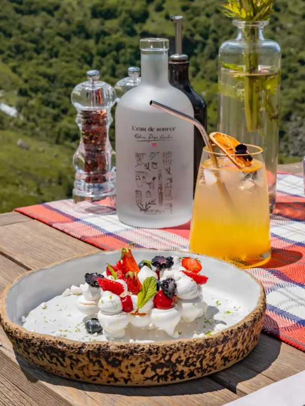 Pavlova aux fruits rouges accompagnée d’un cocktail sur la terrasse de Chez Pépé Nicolas