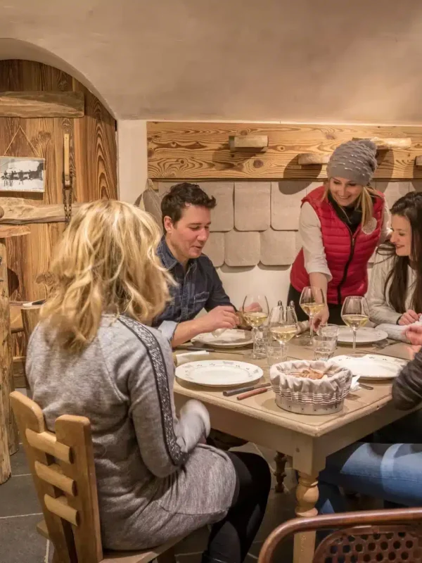 salle Cave avec convives chez Pépé Nicolas près de Val Thorens